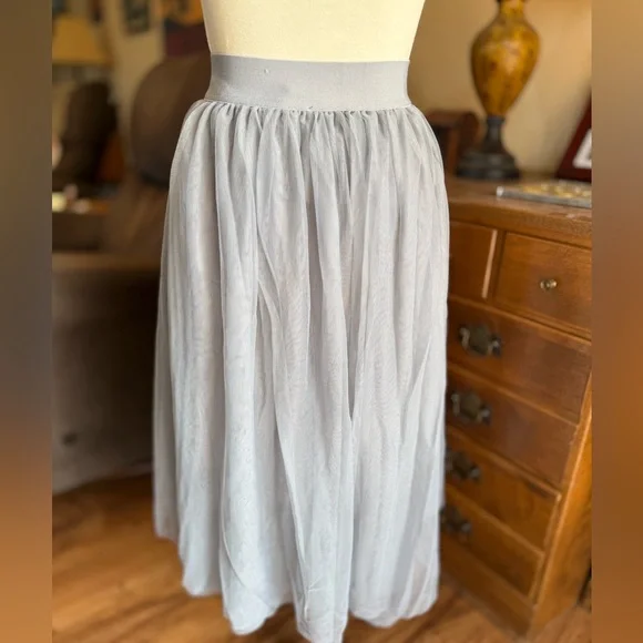 Agnes & Dora Elegant Gray Tulle Midi Skirt - Picture 3 of 7